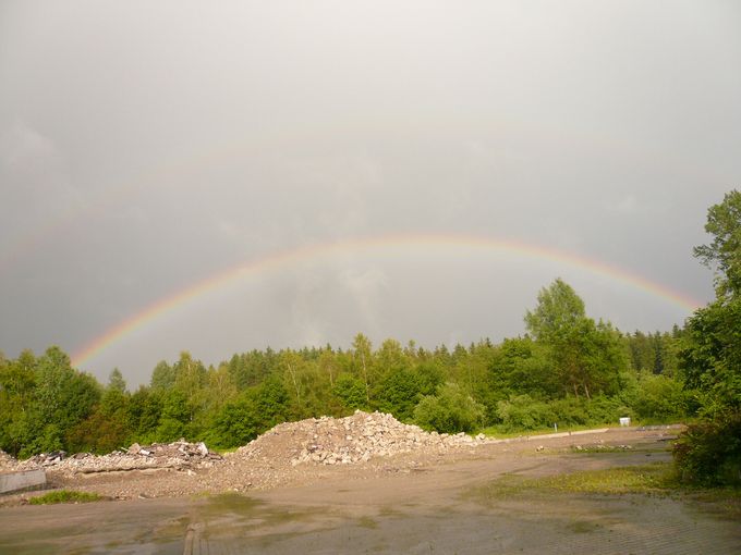 Über dem Trümmerfeld der abgerissenen Fa. Reinhold Kraft spannt sich der Regenbogen - alles wird gut, immer.